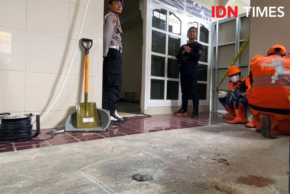 Polisi bongkar septic tank di TKP klinik aborsi di Sumur Batu, Kemayoran, Jakarta Pusat. (IDN Times/Amir Faisol)