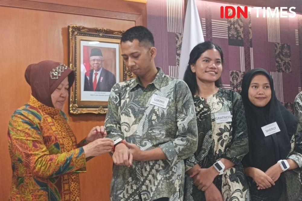 Lindungi Disabilitas Rungu dan Wicara, Risma Luncurkan Gelang Sensor