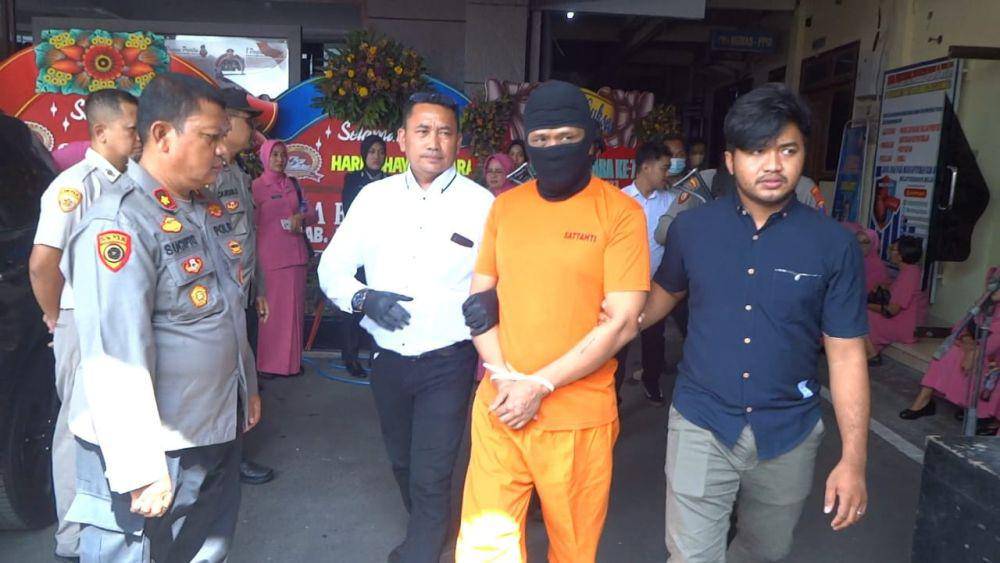 Tersangka pembunuhan pasutri di Tulungagung ditangkap. IDN Times/ Bramanta Pamungkas