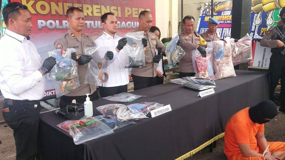 Tersangka pembunuhan pasutri di Tulungagung ditangkap. IDN Times/ Bramanta Pamungkas