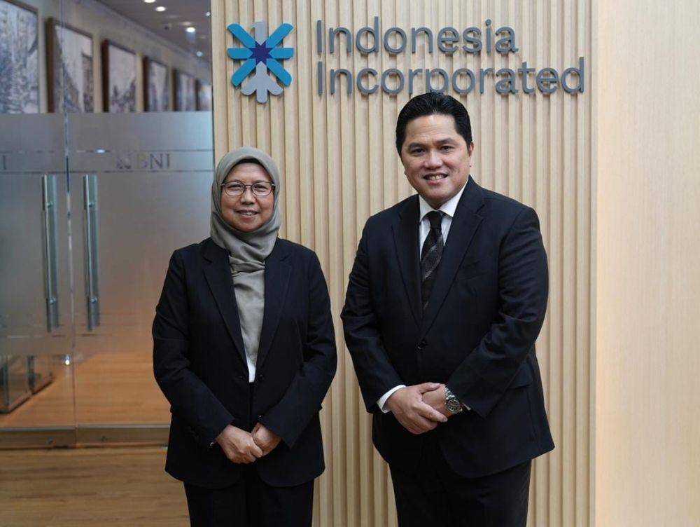 Direktur Niaga dan Retail PLN, Edi Srimulyanti (kiri) dan Menteri Badan Usaha Milik Negara, Erick Thohir dalam kunjungan kerja ke Hong Kong. (dok. PLN)