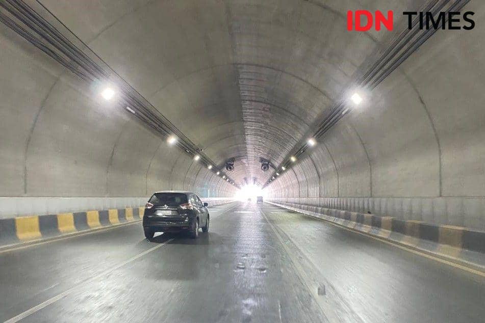 Terowongan Mina kembali dilewati kendaraan usai pelaksaan puncak haji 2023. (IDN Times/Sunariyah)