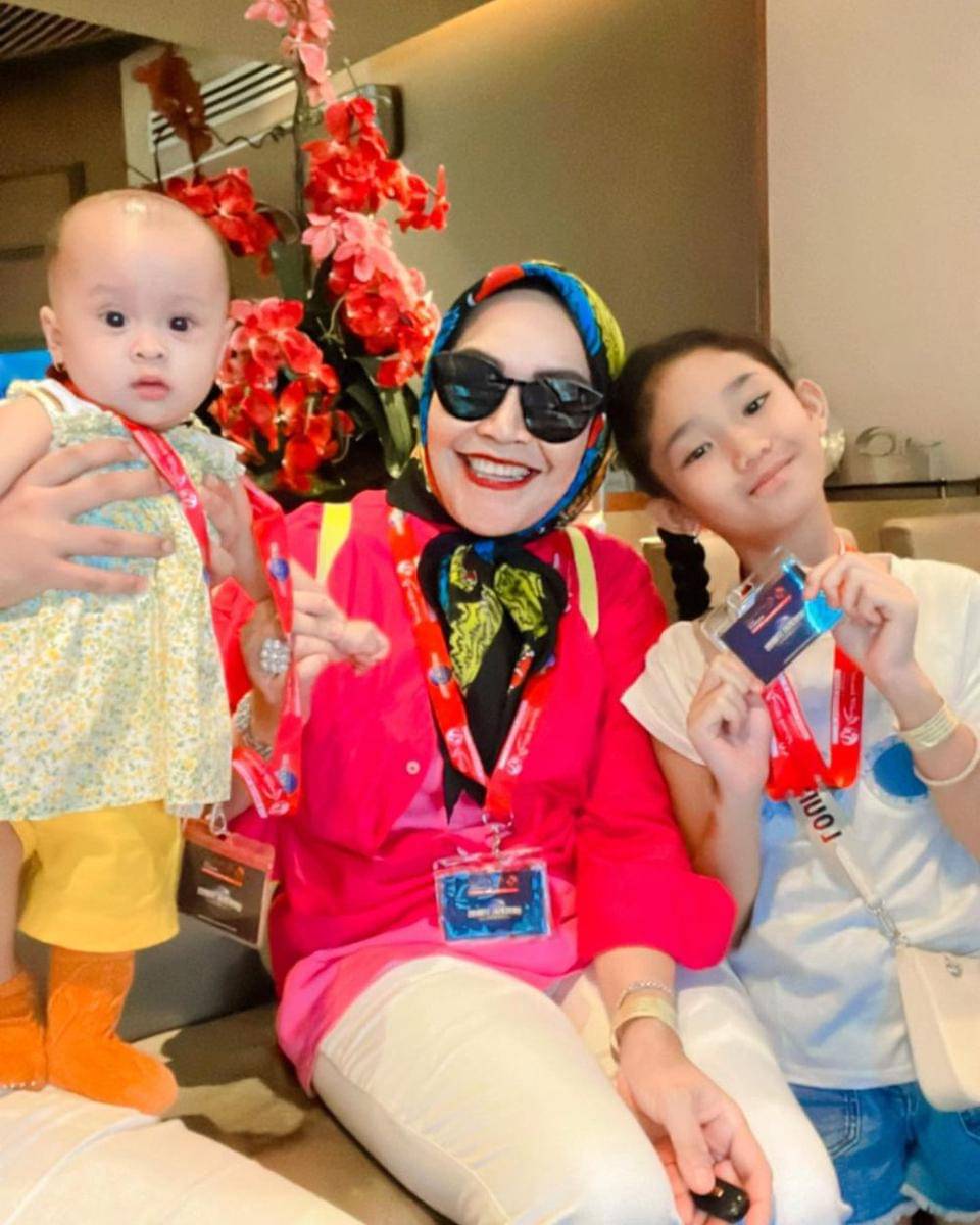 potret keluarga Ayu Ting Ting (instagram.com/mom_ayting92_)