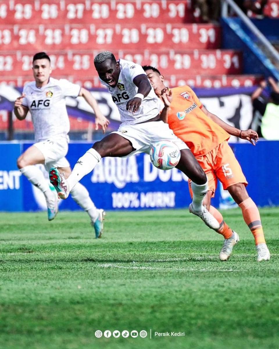 Pemain Persik Kediri saat melawan Borneo FC. instagram.com/persikfcofficial