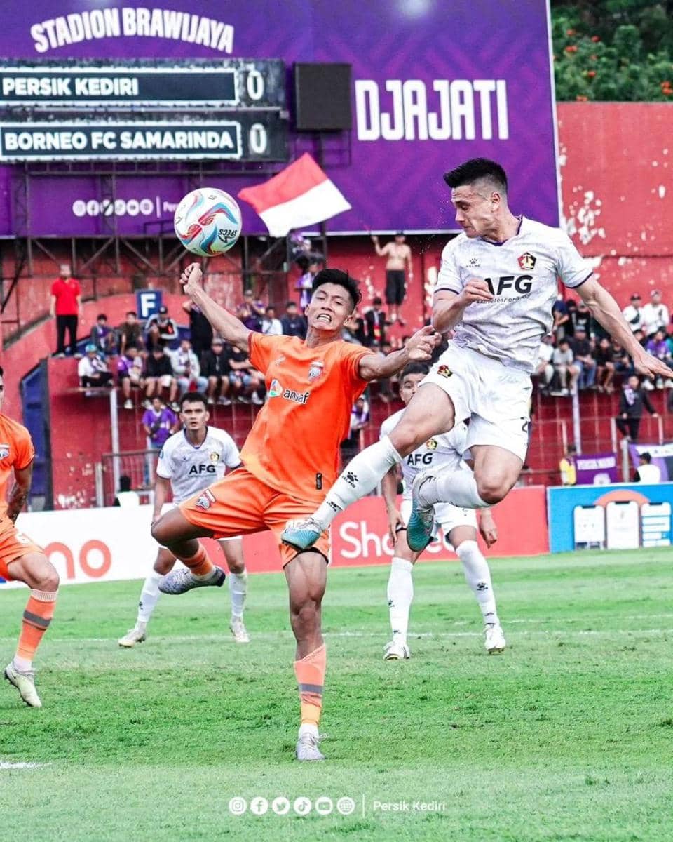 Pemain Persik Kediri saat melawan Borneo FC. instagram.com/persikfcofficial