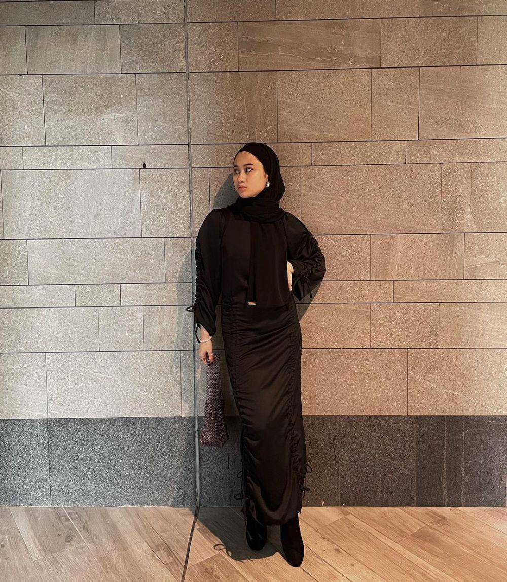 style kondangan hijab dengan dress warna hitam (instagram.com/salwaturmeis_)