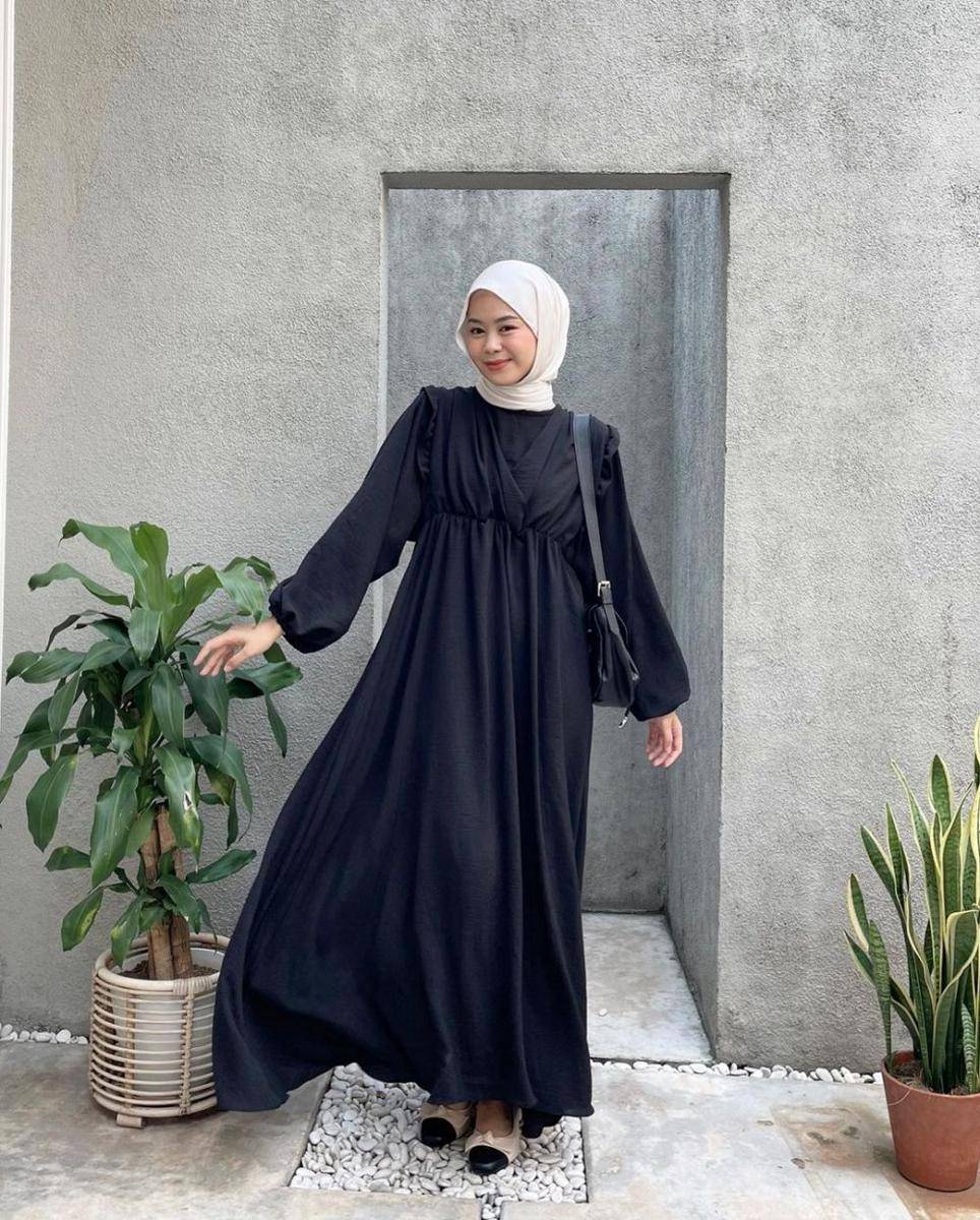 style kondangan hijab dengan dress warna hitam (instagram.com/ryvandasputri)