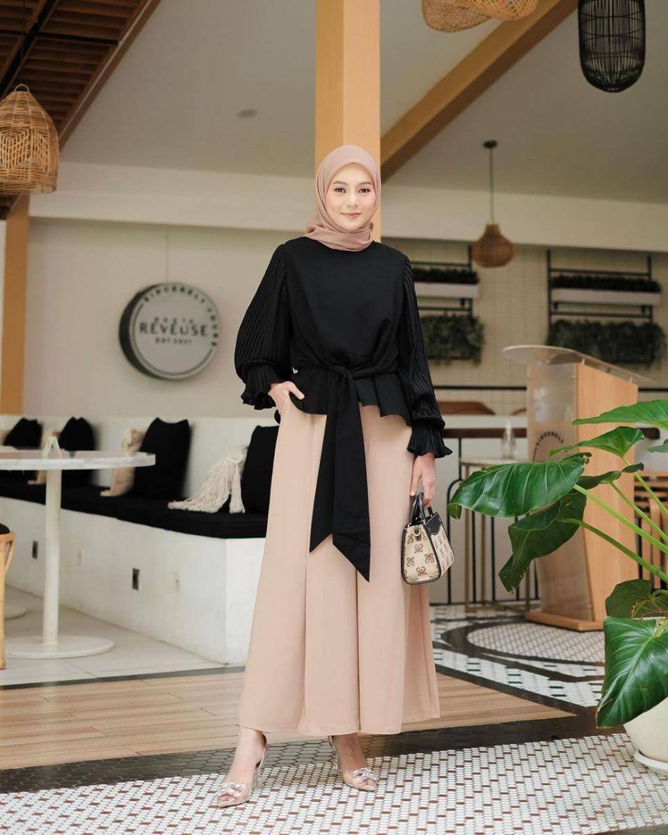 OOTD smart casual hijab ala selebgram Zizi (instagram.com/auliaalazizi_)