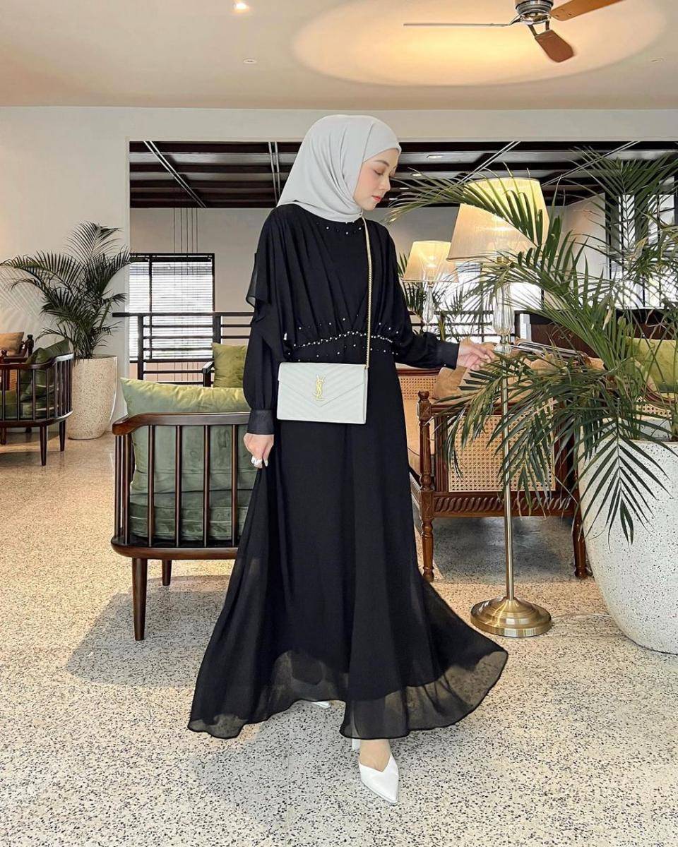 style kondangan hijab dengan dress warna hitam (instagram.com/meiraniap)