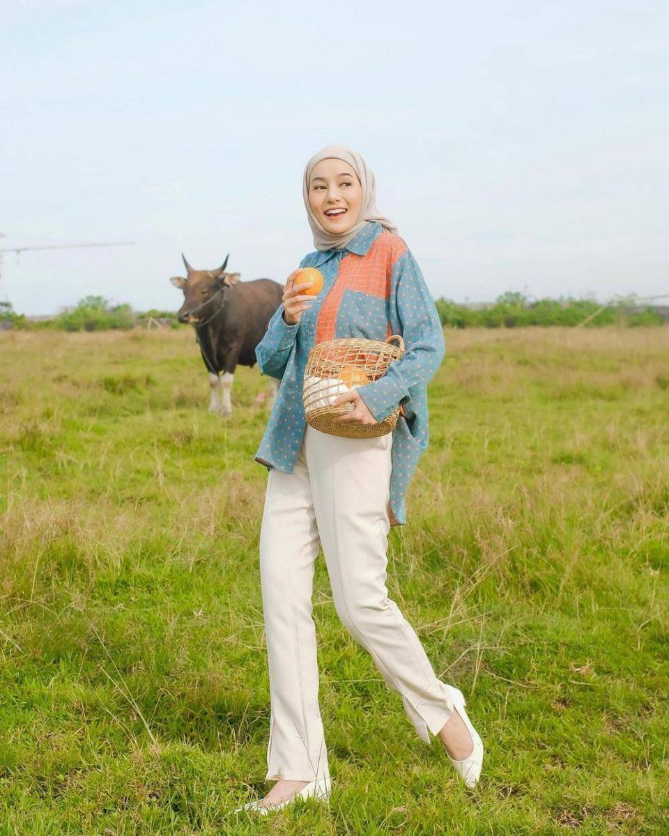 OOTD smart casual hijab ala selebgram Zizi (instagram.com/auliaalazizi_)