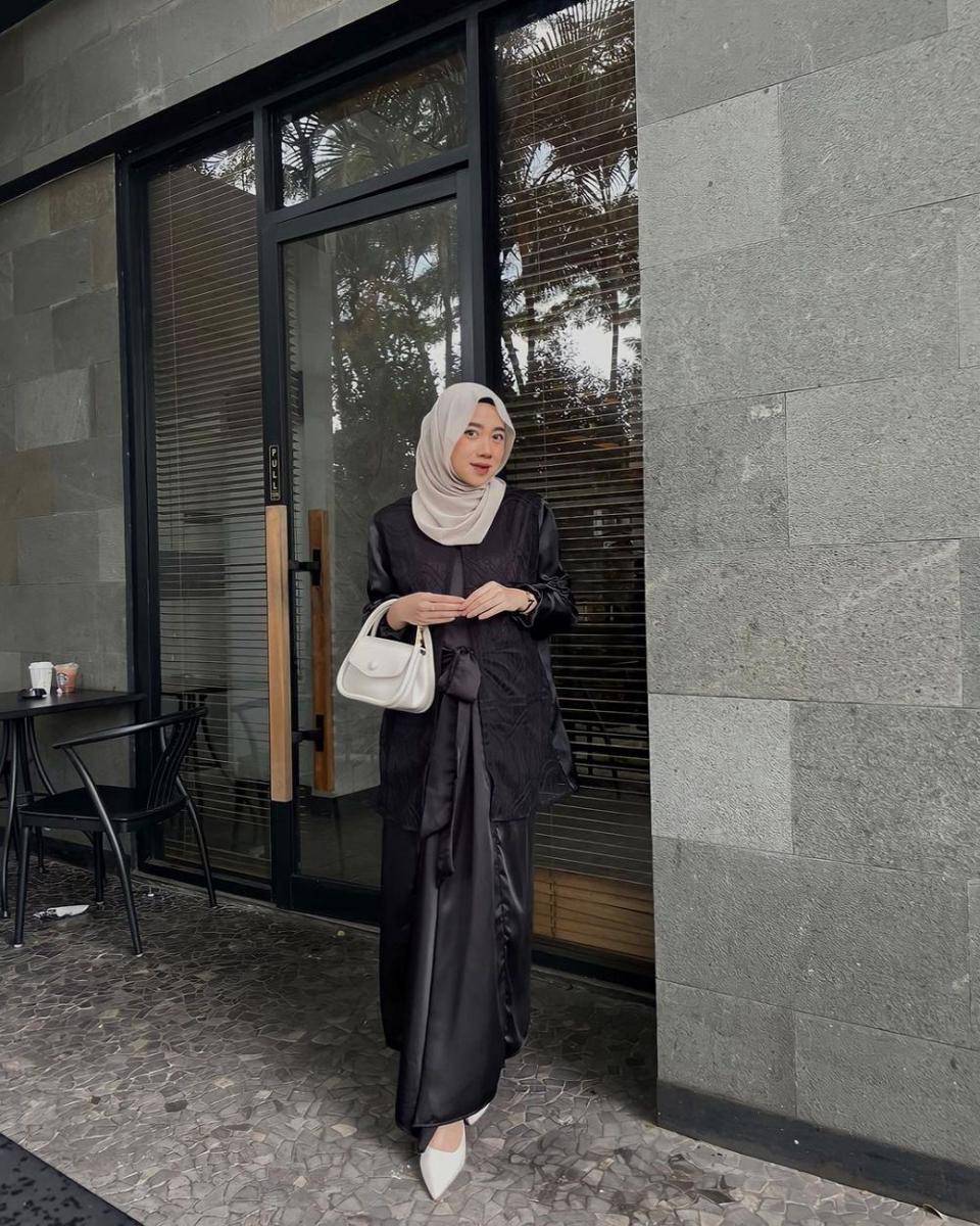 style kondangan hijab dengan dress warna hitam (instagram.com/delaaayuu)