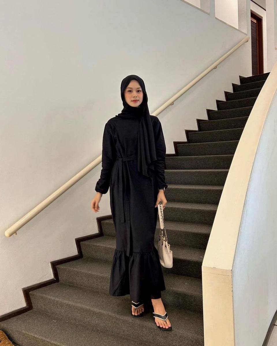 style kondangan hijab dengan dress warna hitam (instagram.com/ryvandasputri)