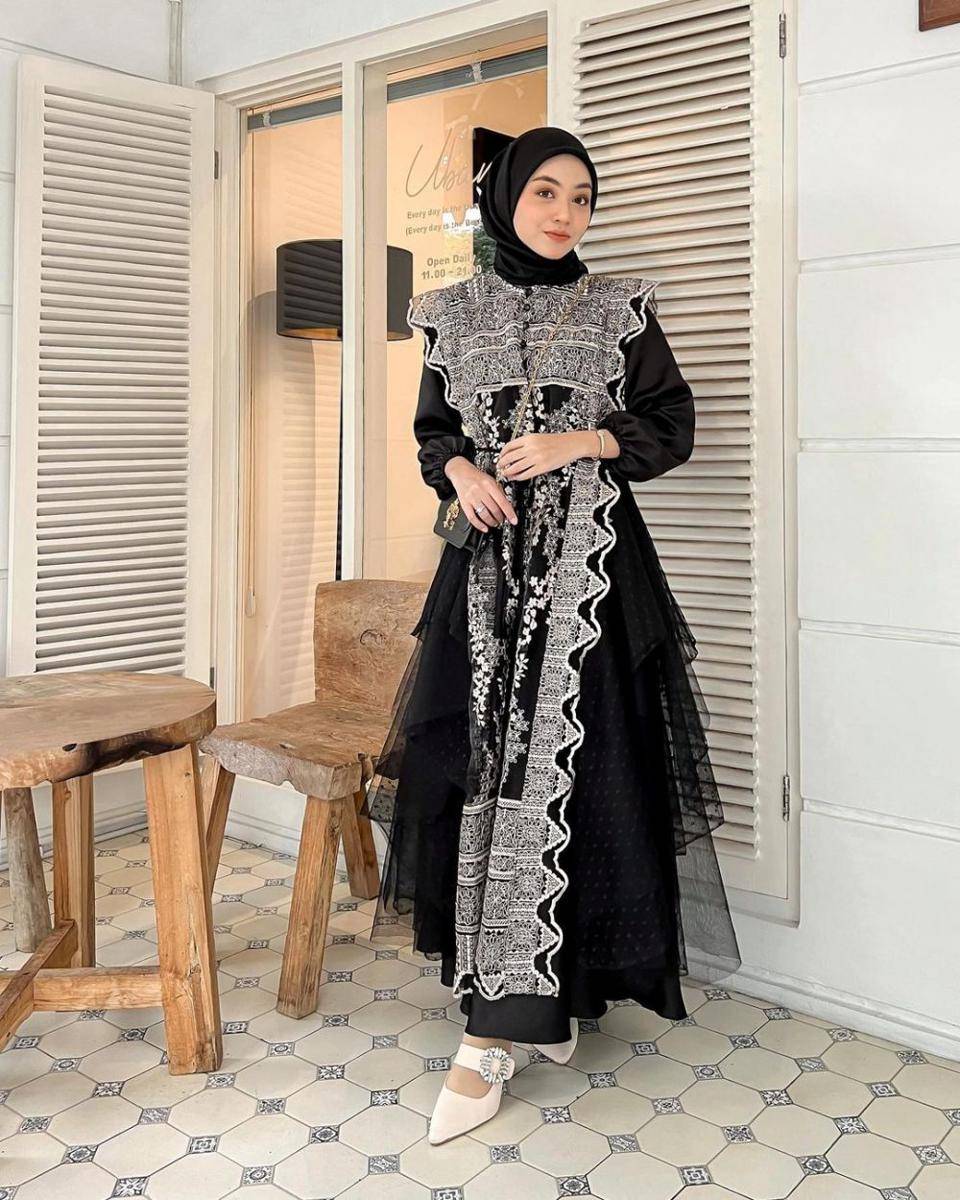 style kondangan hijab dengan dress warna hitam (instagram.com/meiraniap)