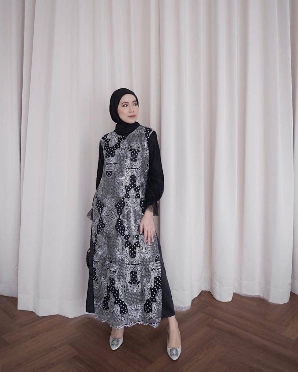 style kondangan hijab dengan dress warna hitam (instagram.com/ameliaelle)