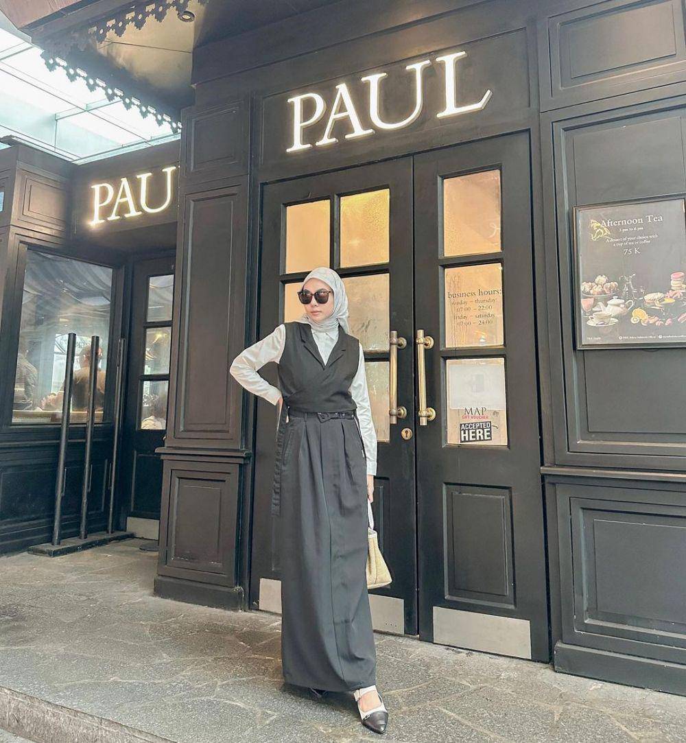 OOTD smart casual hijab ala selebgram Zizi (instagram.com/auliaalazizi_)