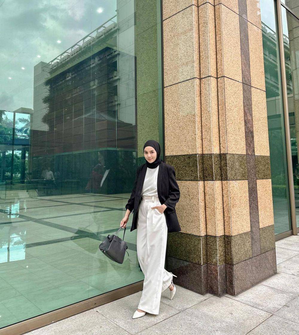 OOTD smart casual hijab ala selebgram Zizi (instagram.com/auliaalazizi_)