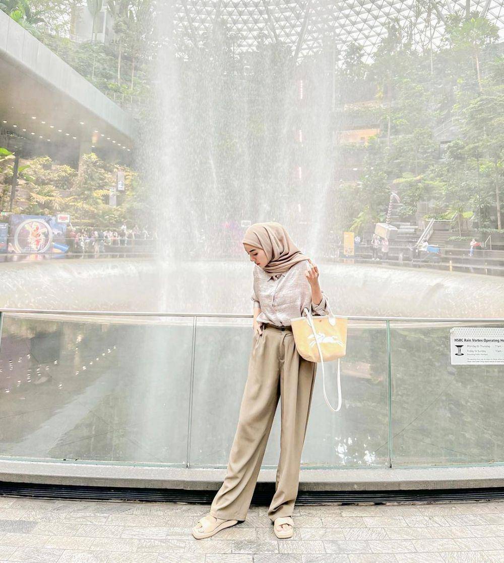 OOTD smart casual hijab ala selebgram Zizi (instagram.com/auliaalazizi_)
