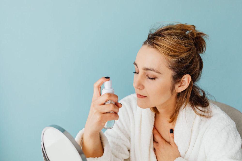 6 Tips Menggunakan Face Mist untuk Hasilkan Kulit yang Glowing