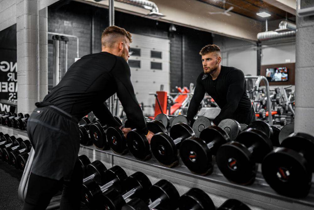 ilustrasi pria di gym (unsplash.com/Anastase Maragos)