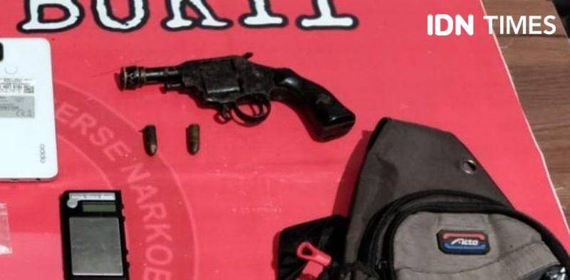 Barang bukti senpi rakitan jenis pistol serta dua butir amunisinya diakui milik tersangka MA. Sumber foto Humas Polres Paser (IDN Times/Ervan)