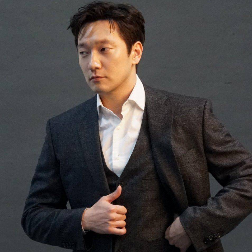 Son Seok Koo (dok. Naver/SBD Entertainment)