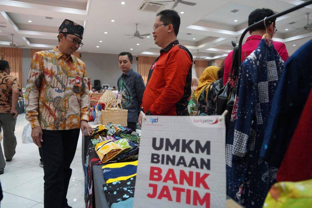 Bertempat di Hotel Grage Bengkulu, Senin (03/07), kegiatan misi dagang dan investasi ini dihadiri langsung oleh Gubernur Jawa Timur Khofifah Indar Parawansa, Sekretaris Daerah Bengkulu Hamkah Sabri, Direktur Utama bankjatim Busrul Iman, Kepala OPD Jawa Timur dan Bengkulu, serta Pimpinan BUMD Jawa Timur lainnya. (Dok. bankjatim)