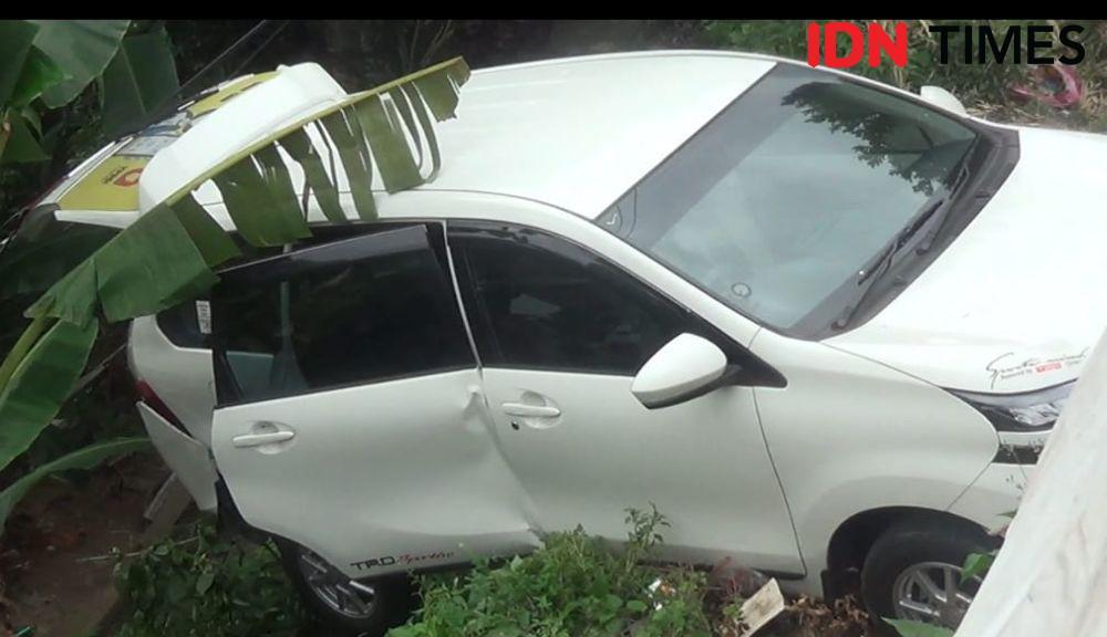 Lupa Tarik Rem Tangan, Mobil Online Meluncur Masuk Jurang