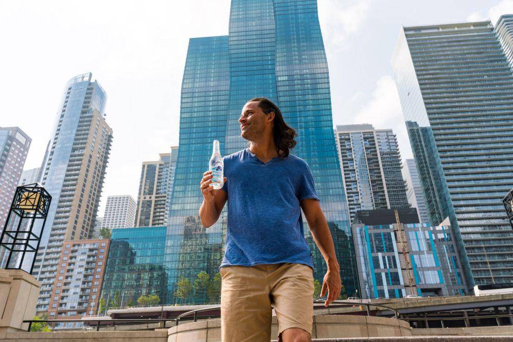 ilustrasi pria di tengah kota (unsplash.com/mineragua sparkling water)