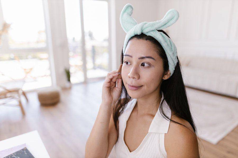 Ilustrasi perempuan menggunakan makeup (pexels.com/RDNE Stock Project)