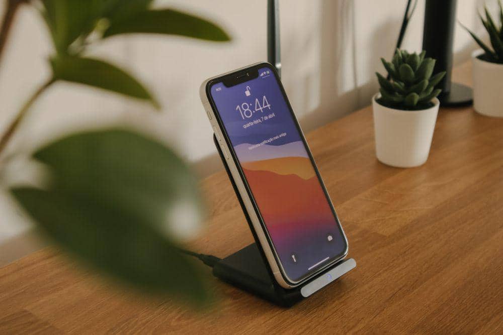 ilustrasi smartphone overheat (unsplash.com/Nubelson Fernandes)