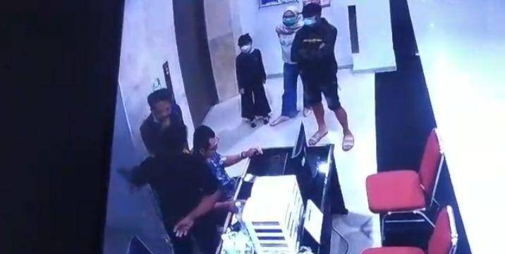 screnshoot rekaman kemera CCTV saat anggota DPRD Tulungagung diduga lakukan tindakan kekerasan. IDN Times/ istimewa