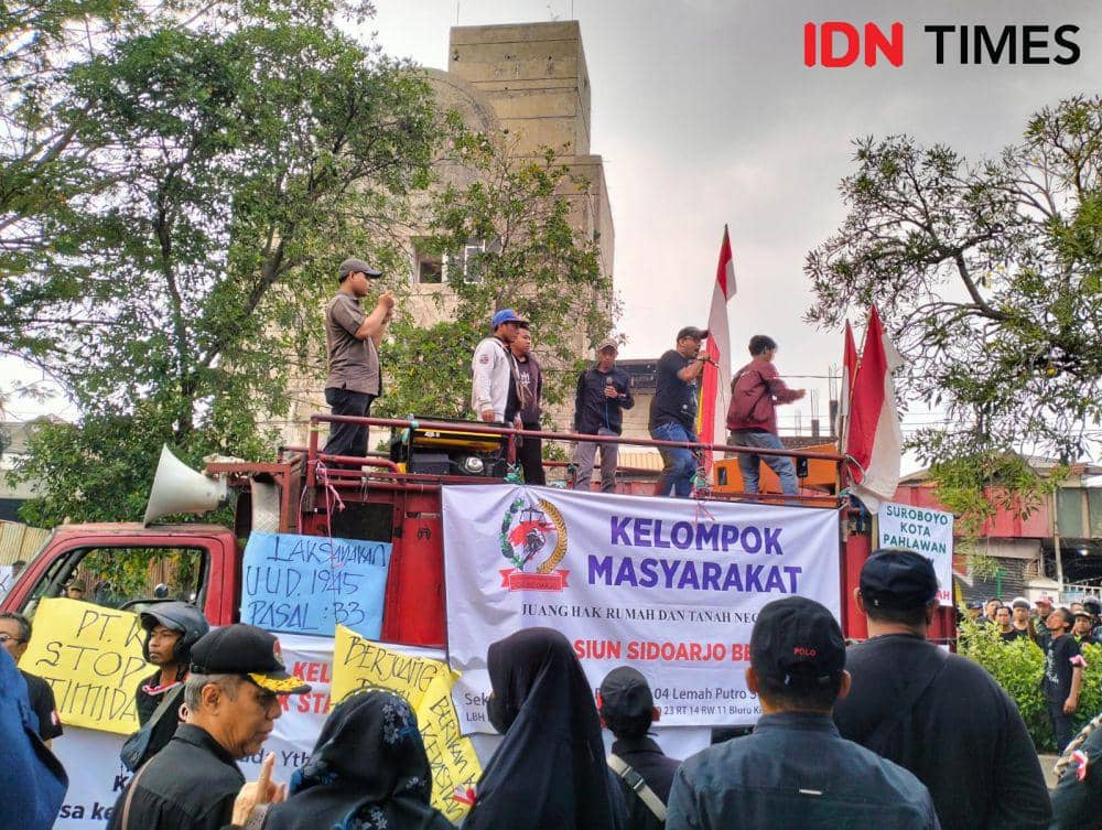 Sejumlah warga saat mengguruduk Kantor PT KAI DAOP 8 Surabaya, Selasa (4/7/2023). (IDN Times/Khusnul Hasana).