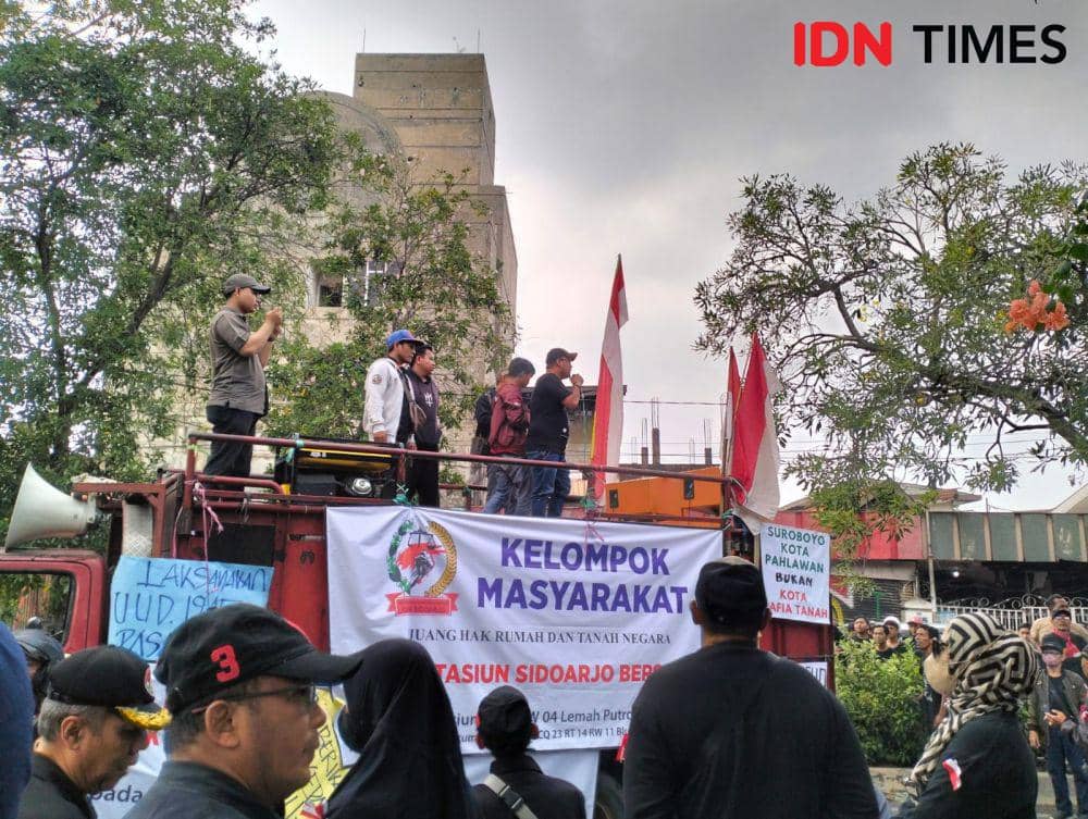 Sejumlah masyarakat saat mengguruduk Kantor PT KAI DAOP 8 Surabaya, Selasa (4/7/2023). (IDN Times/Khusnul Hasana).