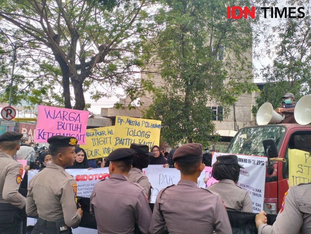 Sejumlah warga saat mengguruduk Kantor PT KAI DAOP 8 Surabaya, Selasa (4/7/2023). (IDN Times/Khusnul Hasana).