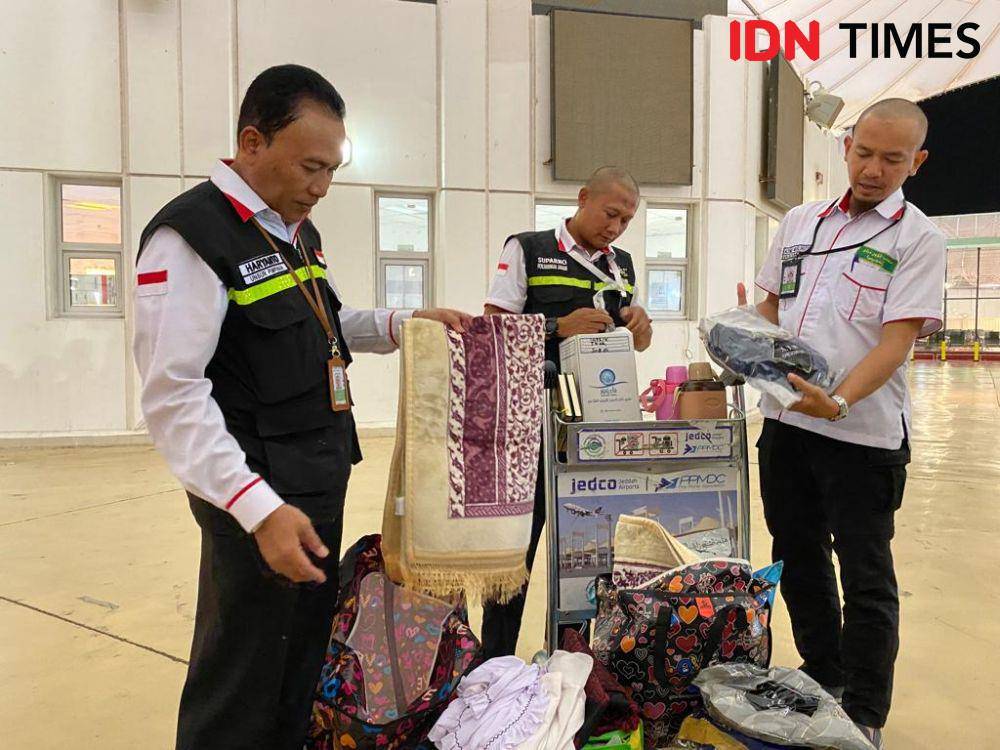 Kepala Daker Bandara PPIH 1444 H Haryanto memperlihatkan barang-barang jemaah haji yang tak bisa dibawa pulang (IDN Times/Sunariyah)