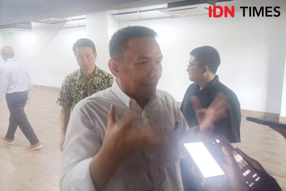 Direktur utama PT Jakarta Propertindo (Jakpro), Iwan Takwin usai mengecek JIS, Selasa (4/6/2023). (IDN Times/Dini Suciatiningrum)