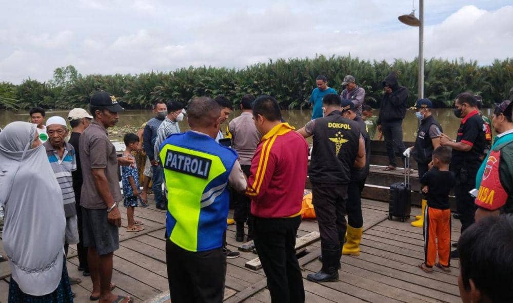 Warga dan polisi berkumpul di dermaga Kera, Kota Makassar ditemukan mayat pria tanpa identitas. (Istimewa)