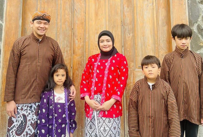 10 Potret Keluarga Tika Ramlan Liburan ke Jogja, Pakai Baju Adat!