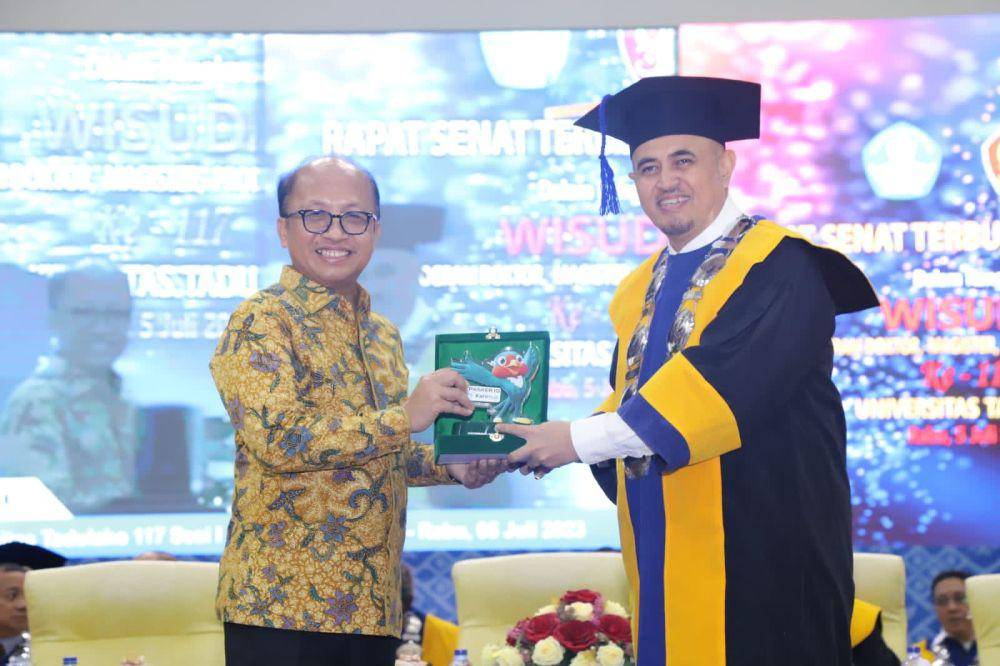 Sekretaris Jenderal Kementerian Ketenagakerjaan, Anwar Sanusi, saat menghadiri proses wisuda di Universitas Tadulako Palu, Sulawesi Tengah, Rabu (5/7/2023). (Dok. Kemnaker)