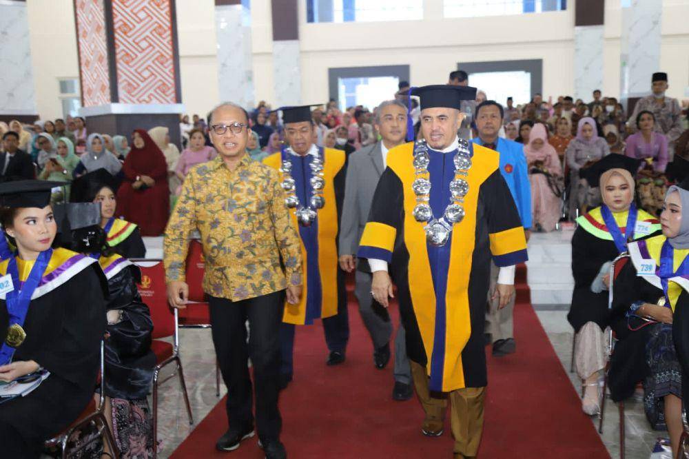 Sekretaris Jenderal Kementerian Ketenagakerjaan, Anwar Sanusi, saat menghadiri prosesi wisuda di Universitas Tadulako Palu, Sulawesi Tengah, Rabu (5/7/2023). (Dok. Kemnaker)