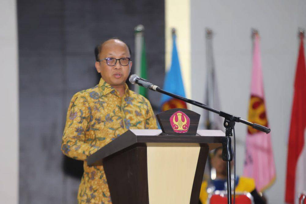 Sekretaris Jenderal Kementerian Ketenagakerjaan, Anwar Sanusi, saat menghadiri prosesi wisuda di Universitas Tadulako Palu, Sulawesi Tengah, Rabu (5/7/2023). (Dok. Kemnaker)