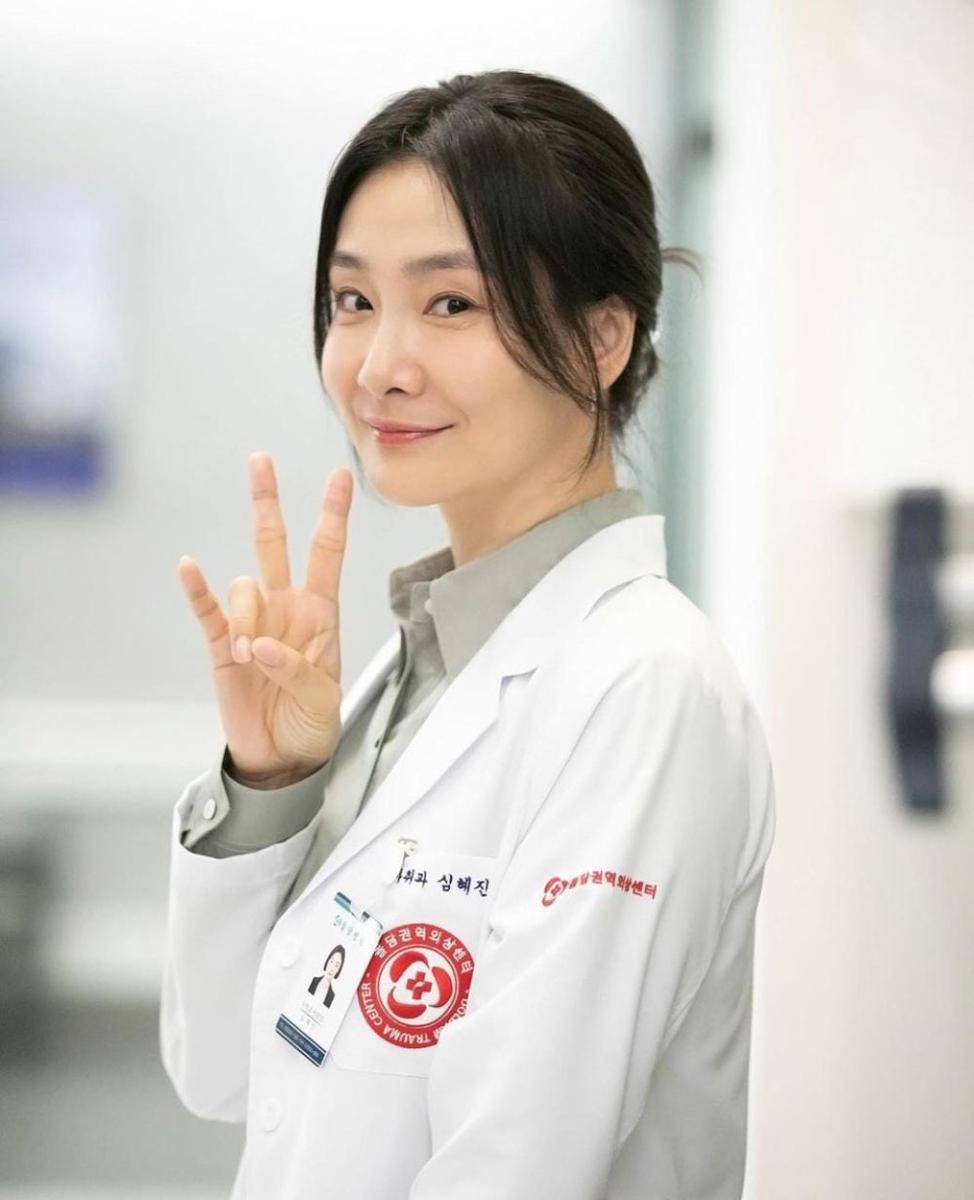 Park Hyo Joo di drama Dr. Romantic 3 (instagram.com/hyojoo.p)