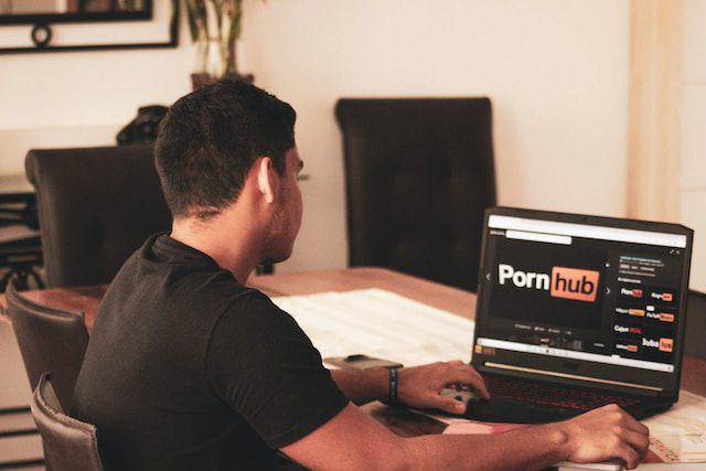 ilustrasi menonton porno (unsplash.com/franco alva)