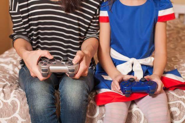 ilustrasi anak-anak sedang bermain game (pexels.com/thepaintedsquare)