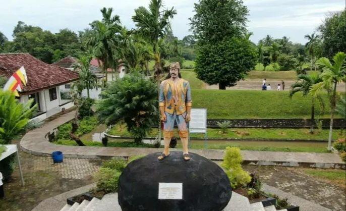 Fakta Unik Wisata Sejarah Makam Pahlawan Radin Inten II di Lamsel