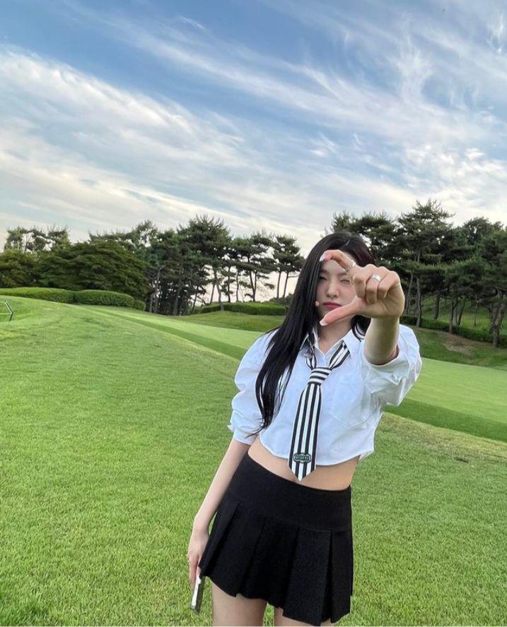 Mix and match crop top ala idol cewek Korea (instagram.com/_weeekly)