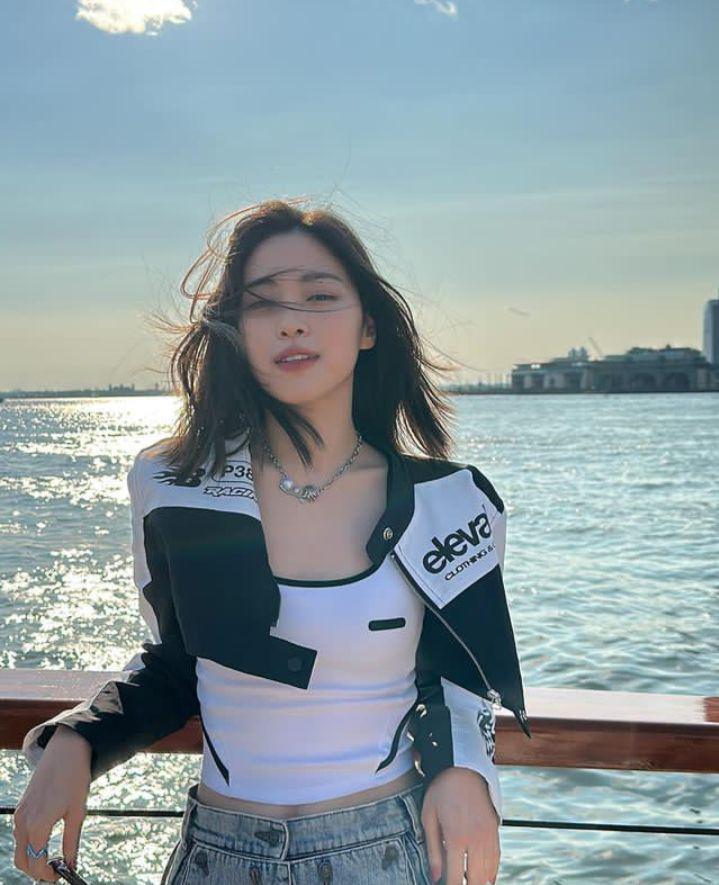 Mix and match crop top ala idol cewek Korea (instagram.com/itzy.all.in.us)