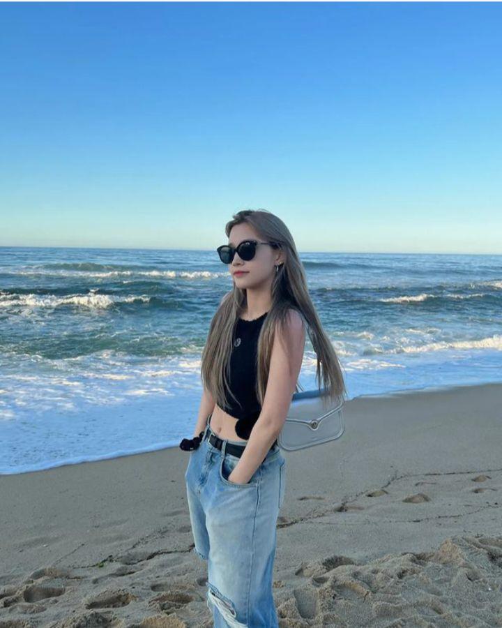 Mix and match crop top ala idol cewek Korea (instagram.com/official.kep1er)
