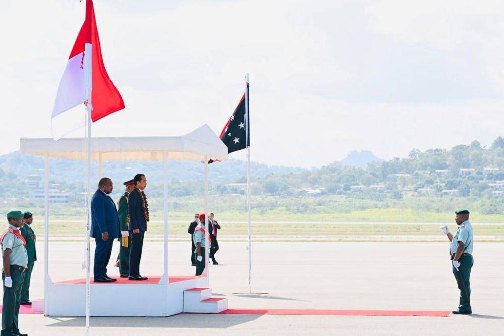Presiden Jokowi disambut langsung oleh Perdana Menteri Papua Nugini, James Marape saat tiba di Papua Nugini (dok. Sekretariat Presiden)