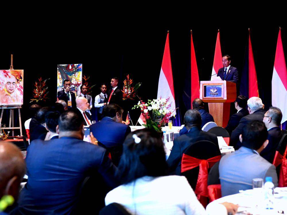 Presiden Jokowi menghadiri jamuan makan siang yang diselenggarakan oleh Gubernur Jenderal Papua Nugini, Bob Dadae, di APEC Haus, pada Rabu (5/7/2023) (dok. Sekretariat Presiden)